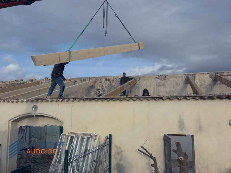 equipe de couvreurs sur un chantier de dépose et rénovation de charpente