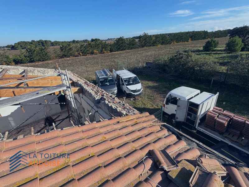 equipe de couvreurs sur un chantier dans l'aude